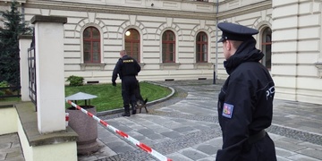 Aktuálně - Anonym nahlásil nástražný výbušný systém v budově soudu