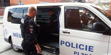 Opilec napadající kolemjdoucí skončil na záchytce