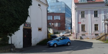 V centru Plzně přepadl, oloupil a vážně zranil seniorku