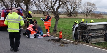 V převráceném autě zůstal zaklíněný řidič
