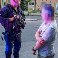 S roztrhanou pneumatikou, zákazem řízení a více než dvěma promile vyrazil na cestu