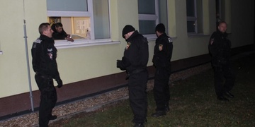 Vloupačka do školy, pachatele zadrželi psovodi na místě