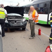 Nedobrzdil a zranil řidičku před sebou