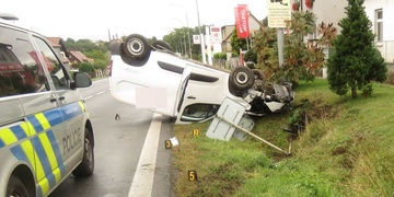 Dodávka srazila značku a skončila na střeše