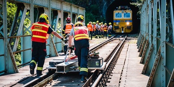 Po vykolejení zadní části vlaku na dva muže spadla část mostní konstrukce
