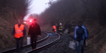 Žena si lehla přímo pod kola vlaku! Strojvedoucí vše viděl, ale tragédii se zabránit již nedalo.