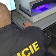 Dva cizinci se policistům prokázali padělanými doklady