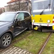 BMW nedalo přednost tramvaji