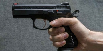 Voják pod vlivem alkoholu a drog mířil na skupinu lidí pistolí