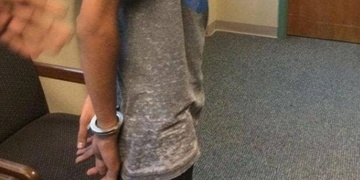 Násilnice z Hostouně, která napadla policistu, má na triku více útoků, zbila i kurátorku