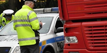 Těžce opilý jel s kamionem