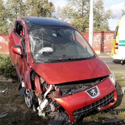 Auto v květináči i hořící dětský pokoj