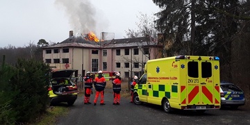 Požár bývalého domova pro seniory likviduje osm jednotek hasičů