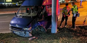 Poté, co zlikvidoval dodávku o sloup, z místa utekl