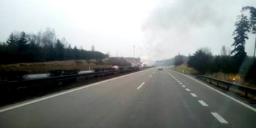 Dálnice na Rozvadov, hoří zde auto, uzavírá se komunikace