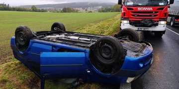 Auto skončilo na střeše v příkopu