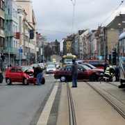 Dopravní nehoda zablokovala rušnou křižovatku včetně tramvajové dopravy