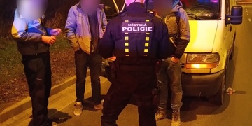 Řidič bez dokladů a spolujezdec v pátrání