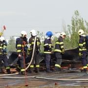Tři jednotky hasičů zasahují u požáru skladu v Plzni