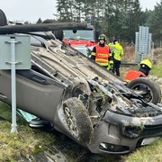 Řidička se s autem převrátila na střechu