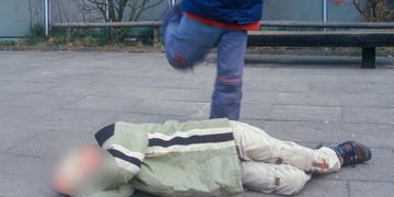 Opilý a zfetovaný útočník na ulici zbil, zkopal a poté okradl osmdesátiletého stařečka