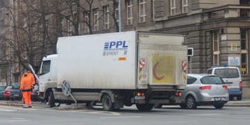 Nákladní vůz PPL srazil semafor