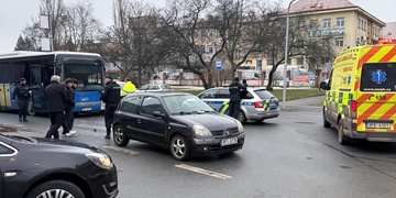 Autobus narazil do auta a to poté srazilo mladou ženu