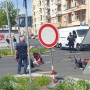 Řidička dodávky nedala na křižovatce přednost motorkářce