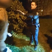 Agresivní opilec rozbil dveře a pak se chtěl prát