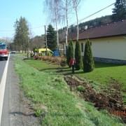 Řidička projela napříč zahradou a narazila do stromu