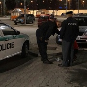 Opilý cizinec napadl ostrahu, skončil se slzákem v očích