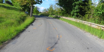 Zlatá Toyota RAV4 vytlačila protijedoucí auto ze silnice