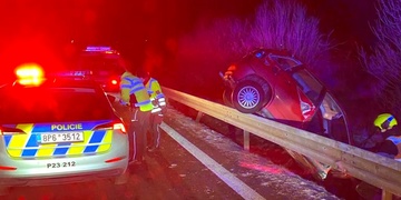 Auto zůstalo viset na svodidlech