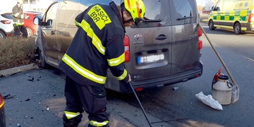 Střet osobního vozu a dodávky vezoucí zaměstnance do práce