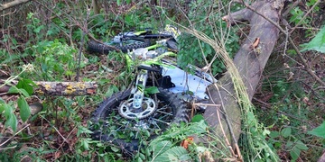 Ujíždějícího zfetovaného motorkáře zastavil strom, o který se zranil na pro muže nejcitlivějším místě