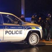 Loupež u bankomatu, po pachateli pátrali těžkooděnci i psovodi