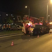 Auto v kolejišti tentokrát musel vyprostit jeřáb