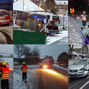 Velké množství dopravních nehod, mimo jiné havaroval i autobus