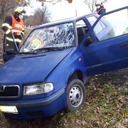 Řidič usnul a havaroval do příkopu, dechové zkoušky údajně schopen nebyl