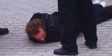 Feťák dostal amok v Husově ulici a začal ničit co mu padlo pod ruku