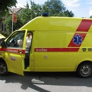 Tragická nehoda v Chebu, vozidlo po střetu se sanitkou zabilo chodce