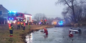 Po čelním střetu vozů skončil jeden v rybníce