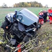 Senior nezvládl řízení, vyletěl s vozem z vozovky a narazil do stromu