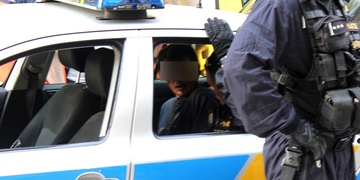 Cizinec svou oběť seřezal a okradl během telefonování