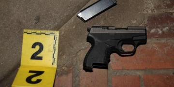 Pistolnice střílela a pak s plynovkou v ruce vyhrožovala sousedce smrtí