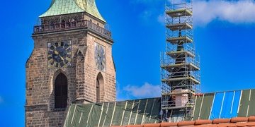 V sanktusové věžičce katedrály sv. Bartoloměje byly objeveny dvě tajemné schránky