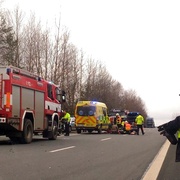 Před policií ujíždějící řidič si přizabil spolujezdce a smetl další auto