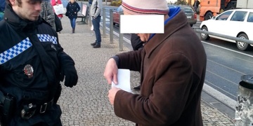 Strážník utíkajícího podvodníka dostihl a zadržel