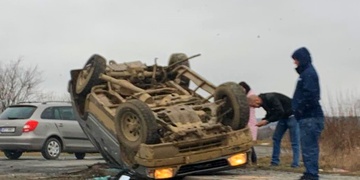 Po střetu s malým náklaďákem se terénní vůz převrátil