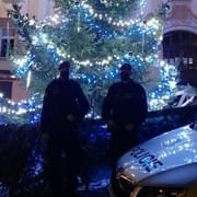 Policie ČR věnovala městu vánoční strom